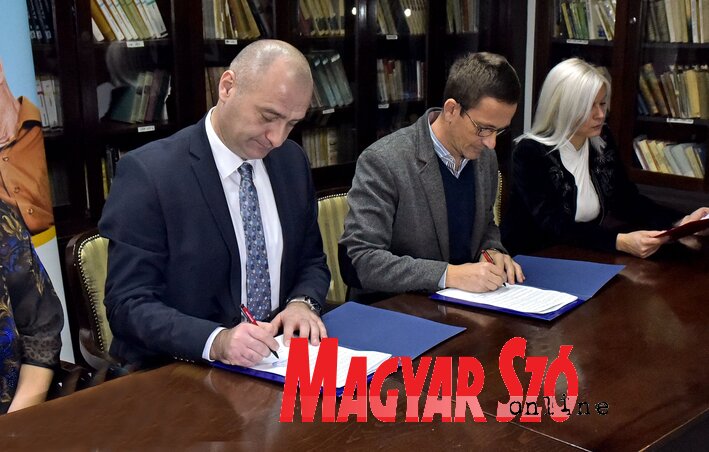 Nenad Ivanišević és Iso Planić aláírják a szerződést (Fotó: Gergely Árpád)