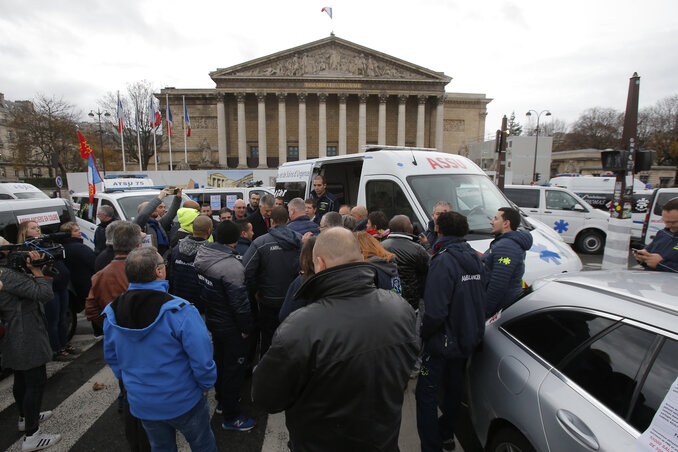 A tervezett munkaügyi módosításokkal elégedetlen mentősök torlaszolták el tegnap Párizsban a parlamenthez vezető hidat, miközben odabenn Édouard Philippe kormányfő a sárgamellényesek küldöttségével tárgyalt (fotó: AP/Beta)