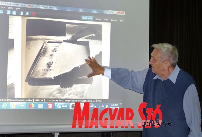 Mór György előadása során bemutatta a papírkészítéskor használt merítést, vízjeles szitával (Góbor Béla felvétele)