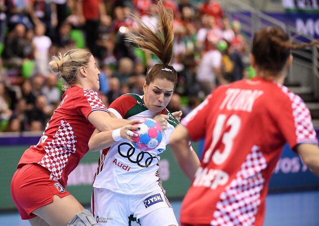 Kovacsics Anikó (középen) ezúttal győzelemre vezette csapatát (Fotó: MTI) Kovacsics Anikó (középen) ezúttal győzelemre vezette csapatát (Fotó: MTI)