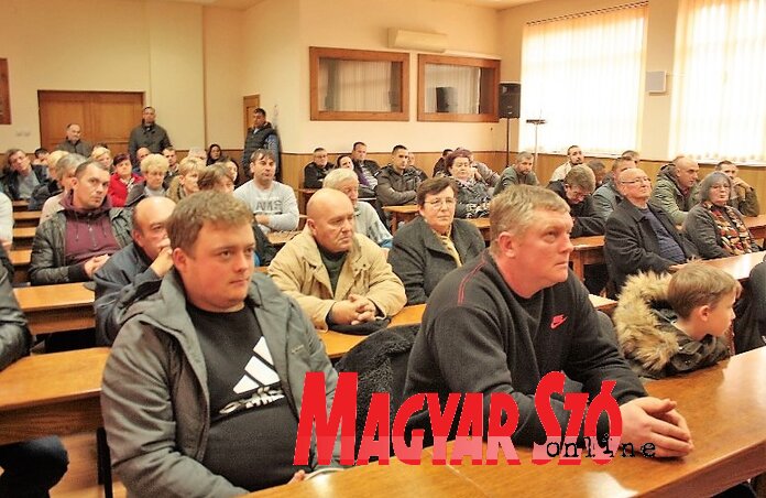 A napokban mintegy százan írták alá a támogatásról szóló szerződést (Kazinczy Paszterkó Diana felvétele) A napokban mintegy százan írták alá a támogatásról szóló szerződést (Kazinczy Paszterkó Diana felvétele)
