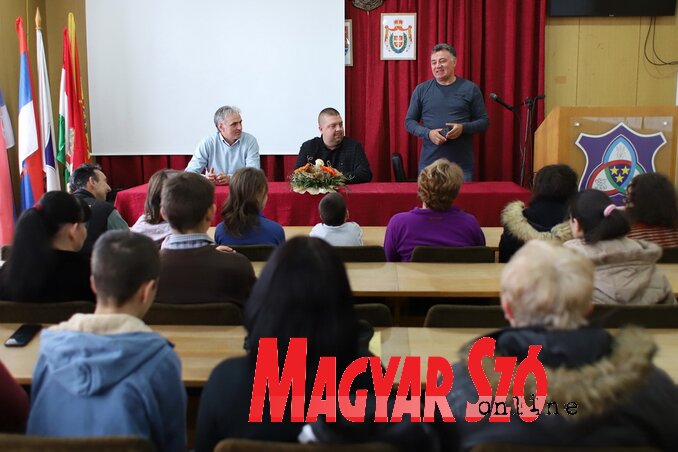 Az önkormányzat vezetői üdvözlik az izidás gyerekeket és fiatalokat (Lakatos János felvétele)