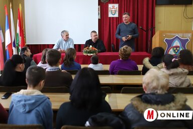 Az önkormányzat vezetői üdvözlik az izidás gyerekeket és fiatalokat (Lakatos János felvétele)