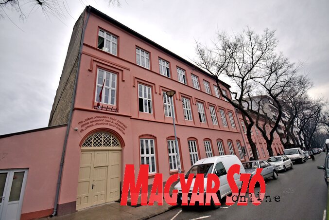Az iskola felújított nyugati homlokzata (Fotó: Gergely Árpád) Az iskola felújított nyugati homlokzata (Fotó: Gergely Árpád)