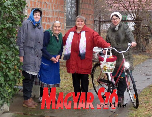 Útra készen: Simon Annuska, Hanyik Mária és Havran Erzsébet (Fotó: Kecskés István)