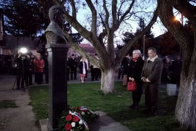 helybeliek a Petőfi-szobornál ünnepelnek március 15-én (Archív fotó)
