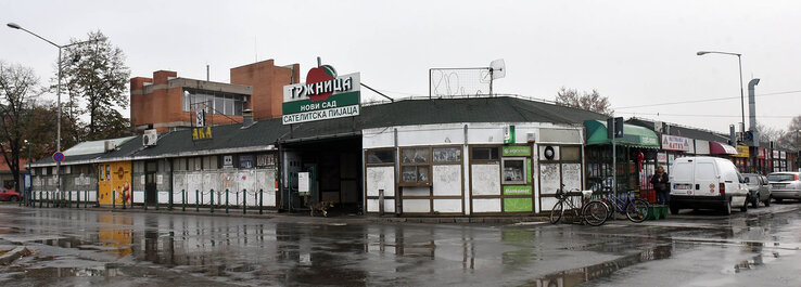 A Bata Brkić utca és a Futaki út összekötése miatt lerombolják a Szatelliti piac egy részének objektumait, ezek helyébe ideiglenes üzlethelyiségeket helyeznek el (Ótos András felvétele)