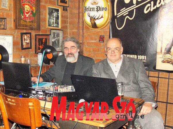 Kovács Károly és Sándor Csaba a Mojo Clubban megtartott rendezvényen (Horváth Zsolt felvétele) Kovács Károly és Sándor Csaba a Mojo Clubban megtartott rendezvényen (Horváth Zsolt felvétele)