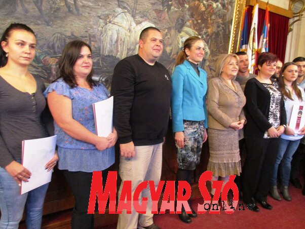 A polgármester és a miniszter asszony az új háztulajdonosok társaságában (Fotó: Fekete J. József)