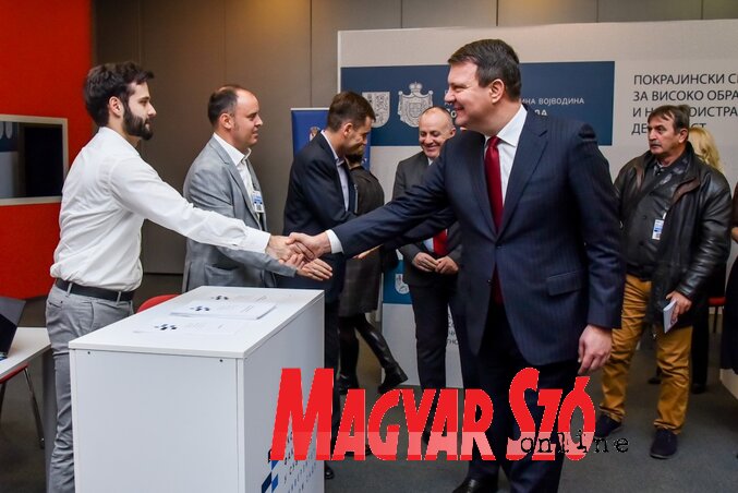 Igor Mirović a Szabadkai Közgazdasági Kar standjánál (Fotó: Dávid Csilla)