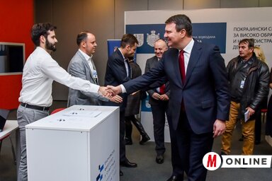 Igor Mirović a Szabadkai Közgazdasági Kar standjánál (Fotó: Dávid Csilla)