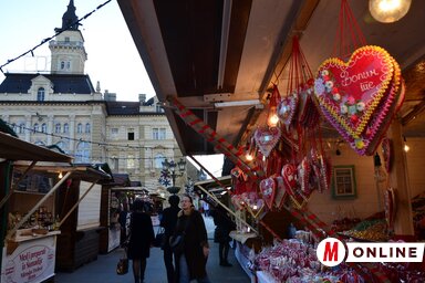 Újvidékre az utóbbi években egyre több turista érkezik most már télen is, az érdekes, gyakran gasztro előjelű, önkormányzati támogatást élvező rendezvényeknek köszönhetően. A Szabadság téren javában tart a Winterfest rendezvény (Dávid Csilla felvétele)