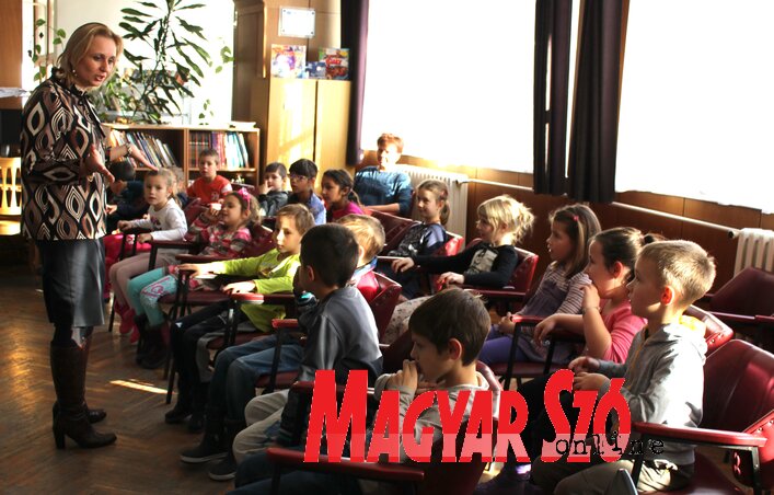 A Thurzó Lajos általános iskola első osztályos diákjai a zentai Városi Könyvtárban