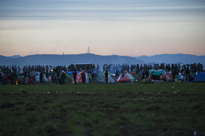 Migránsok Idomeninél (Fotó: Beta/AP)