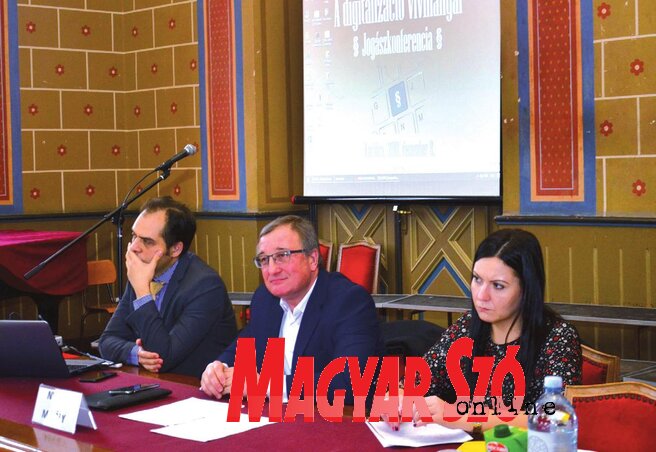 Nyilas Mihály nyitotta meg a konferenciát (Dávid Csilla felvétele) Nyilas Mihály nyitotta meg a konferenciát (Dávid Csilla felvétele)