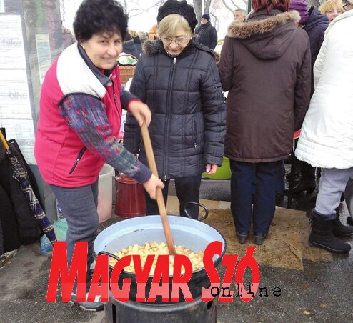 Nemzetközi zsűri döntötte el, hogy kinek a tepertője a legízletesebb (Mihályi Katalin felvétele)