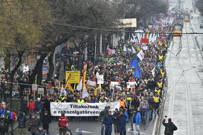 A demonstráció résztvevői vonulnak a budapesti Szent István körúton (fotó: MTI)