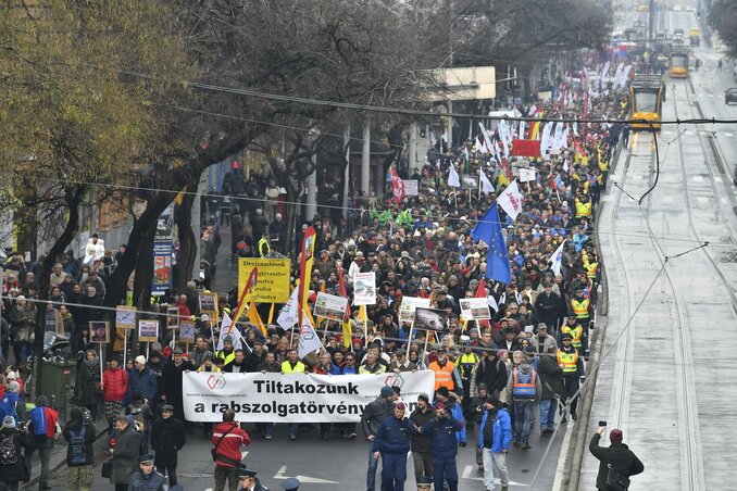 A demonstráció résztvevői vonulnak a budapesti Szent István körúton (fotó: MTI) A demonstráció résztvevői vonulnak a budapesti Szent István körúton (fotó: MTI)