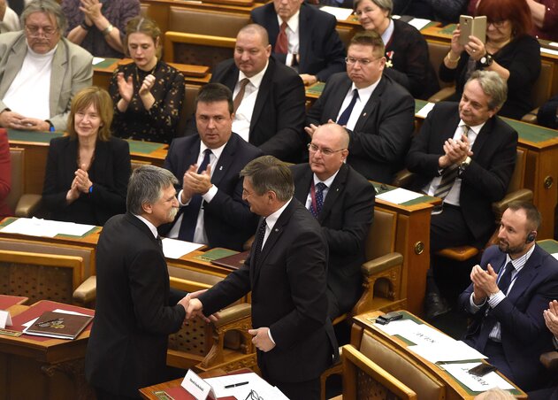 Kövér László magyar és Marek Kuchciński lengyel házelnök (jobbról) parolázik az ünnepségen (fotó: MTI) Kövér László magyar és Marek Kuchciński lengyel házelnök (jobbról) parolázik az ünnepségen (fotó: MTI)