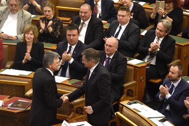 Kövér László magyar és Marek Kuchciński lengyel házelnök (jobbról) parolázik az ünnepségen (fotó: MTI)