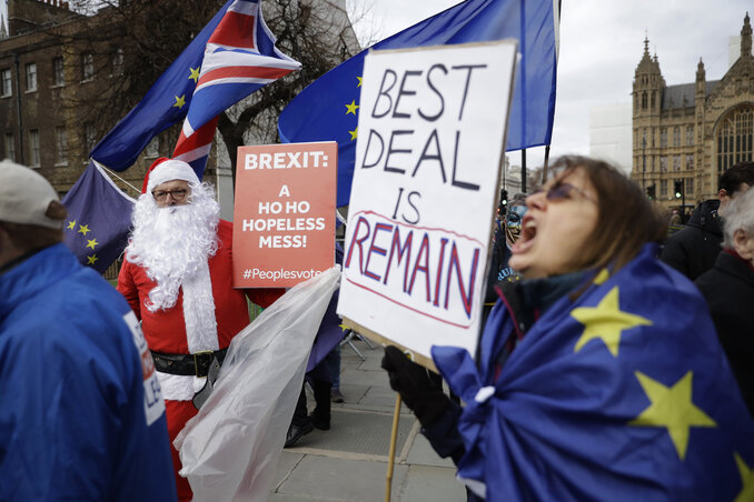 Tegnap is sokan tüntettek a brit parlament előtt. Egyikük molinóján az üzenet: a legjobb megállapodás, a bennmaradás (fotó: AP/Beta)
