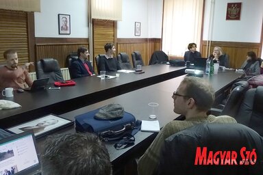 A tudományos konferencia résztvevői, az asztalfőn Losoncz Márk, Rácz Krisztina és Beretka Katinka (Góbor Béla felvétele)