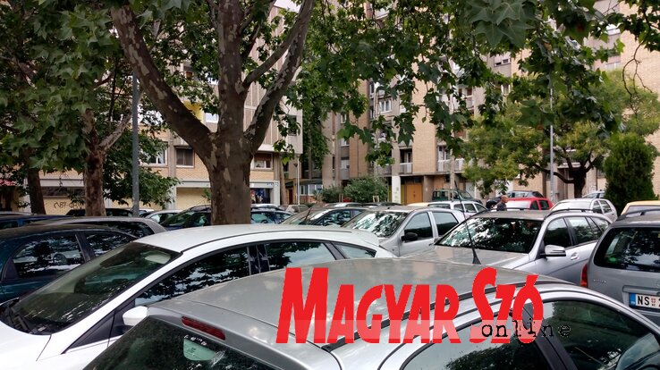 Több parkolóra lenne szükség a Limánokon, a Népfront utcában a meglévő parkolók helyén terveznek garázst építeni (Ótos András felvétele)