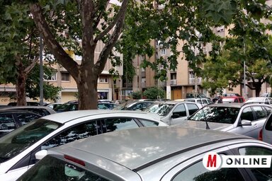 Több parkolóra lenne szükség a Limánokon, a Népfront utcában a meglévő parkolók helyén terveznek garázst építeni (Ótos András felvétele)