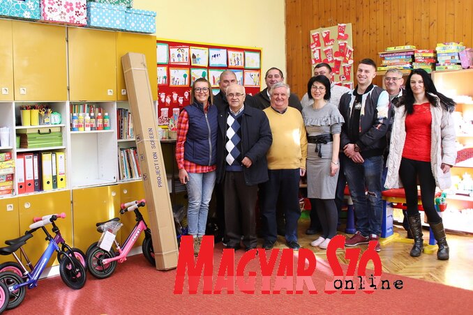 A kocséri vállalkozók házigazdáikkal és az ajándékokkal (Lakatos János felvétele)