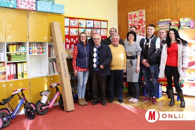 A kocséri vállalkozók házigazdáikkal és az ajándékokkal (Lakatos János felvétele)