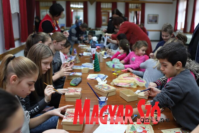 Szalvétatechnikával készültek az ajándékdobozok (Lakatos János felvétele)