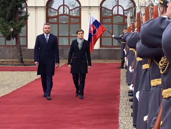 A szlovák és a szerb kormányfő elvonul a díszgárda előtt (Fotó: Beta)