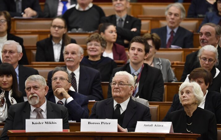 Az első sorban Kásler Miklós, az emberi erőforrások minisztere, Boross Péter volt miniszterelnök és Antall Klára, a néhai miniszterelnök özvegye Az első sorban Kásler Miklós, az emberi erőforrások minisztere, Boross Péter volt miniszterelnök és Antall Klára, a néhai miniszterelnök özvegye