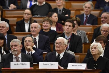 Az első sorban Kásler Miklós, az emberi erőforrások minisztere, Boross Péter volt miniszterelnök és Antall Klára, a néhai miniszterelnök özvegye
