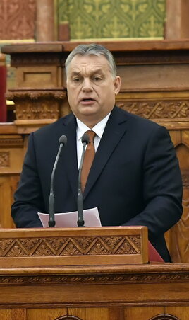 Orbán Viktor beszédét tartja (fotó: MTI)