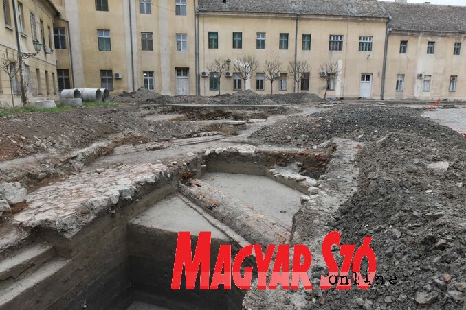 Pétervárad óvárosának a felújítási munkálatai javában tartanak, a munkások XVII. századi kaszárnyák maradványaira bukkantak (Ótos András felvétele)