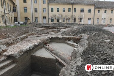 Pétervárad óvárosának a felújítási munkálatai javában tartanak, a munkások XVII. századi kaszárnyák maradványaira bukkantak (Ótos András felvétele)