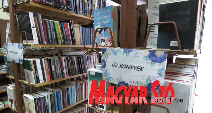 Az olvasók sok új könyv közül választhatnak (Csincsik Zsolt felvétele) Az olvasók sok új könyv közül választhatnak (Csincsik Zsolt felvétele)