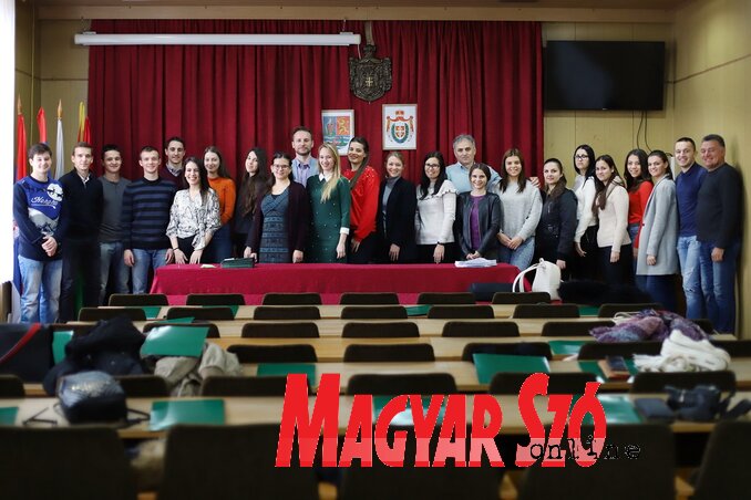 A kedvezményezett egyetemisták és az önkormányzat képviselői (Lakatos János felvétele)