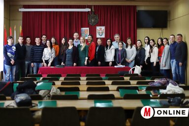 A kedvezményezett egyetemisták és az önkormányzat képviselői (Lakatos János felvétele)