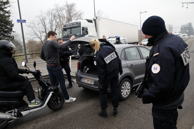Megerősítették a német–francia határ ellenőrzését. Valamennyi járművet megállítanak és alaposan átvizsgálnak (fotó: AP/Beta) Megerősítették a német–francia határ ellenőrzését. Valamennyi járművet megállítanak és alaposan átvizsgálnak (fotó: AP/Beta)