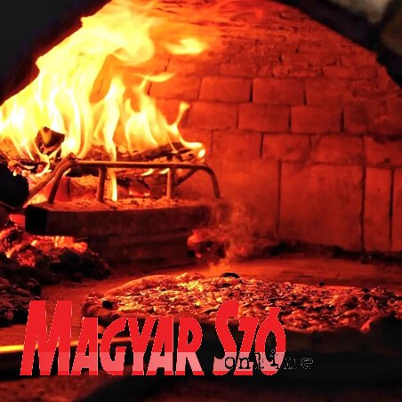 A fatüzelésű kemencében utánozhatatlan ízű pizzák sülnek ki (Csincsik Zsolt felvétele)
