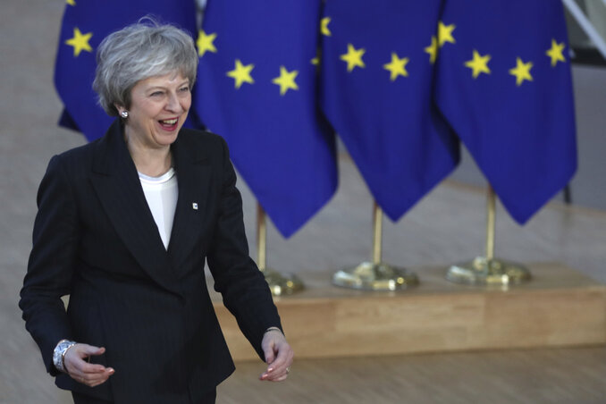 Theresa May tegnap Brüsszelben már lényegesen jobb hangulatban volt, mint 24 órával korábban, amikor még feje felett csüngött Damoklész kardja (fotó: AP/Beta)