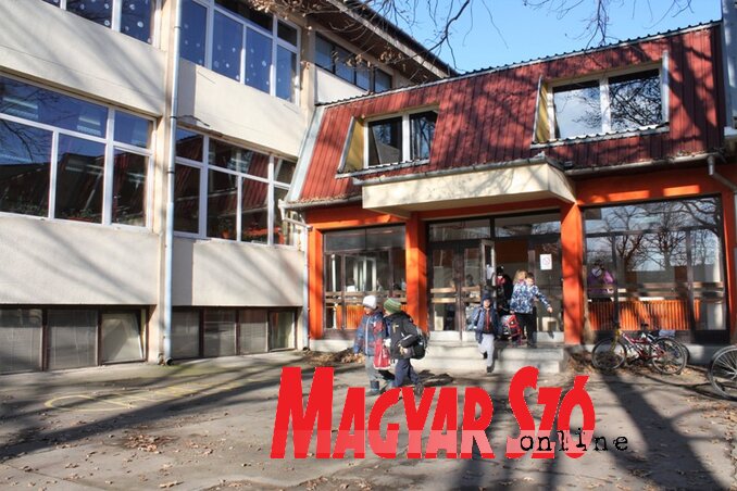 Hamarosan lecserélik a pacséri iskola maradék, fából készült nyílászáróit is (Kazinczy Paszterkó Diana felvétele) Hamarosan lecserélik a pacséri iskola maradék, fából készült nyílászáróit is (Kazinczy Paszterkó Diana felvétele)