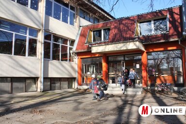 Hamarosan lecserélik a pacséri iskola maradék, fából készült nyílászáróit is (Kazinczy Paszterkó Diana felvétele)