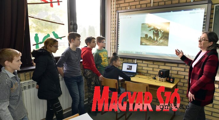 A hetedikesek az interaktív táblán követik Binec Margit magyartanárnő óráját A hetedikesek az interaktív táblán követik Binec Margit magyartanárnő óráját