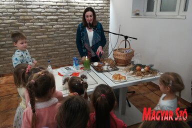 Dr. Silling Léda a kíváncsiskodó gyerekek társaságában