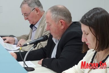 A képviselő-testület munkaelnöksége: Đorđe Stanivuk, a községi képviselő-testület alelnöke, Pásztor Róbert elnök és Milica Milankov, a községi képviselő-testület titkára (Fotó: Góbor Béla)