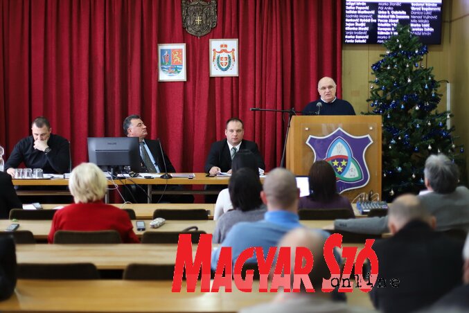 Baranyi Szilárd ismerteti a jövő évi költségvetést (Fotó: Lakatos János)