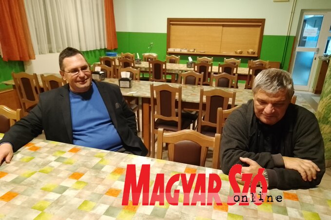Gerdof Zsolti nevelőtanárral és Kalapis Sztoján atyával az ebédlőben beszélgettünk (Tóth. D. Lívia felvétele)